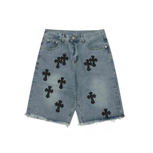 SHORT HEARTS AVEC PATCH CROIX NOIRE EN DENIM DÉLAVÉ