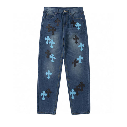 Jean en denim avec patch croix bleue et cœurs chromés