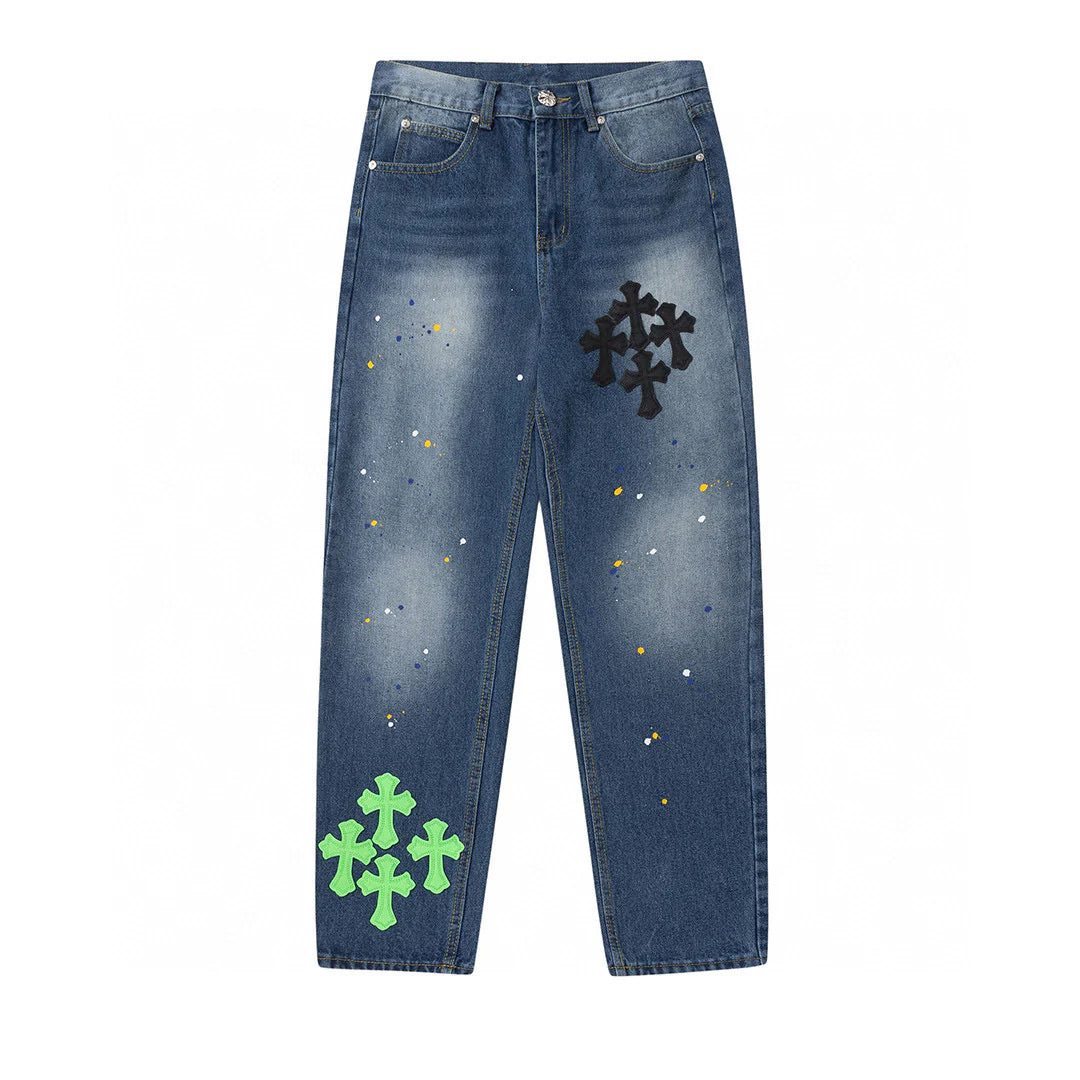 Jean en denim avec patch croix verte et cœurs chromés