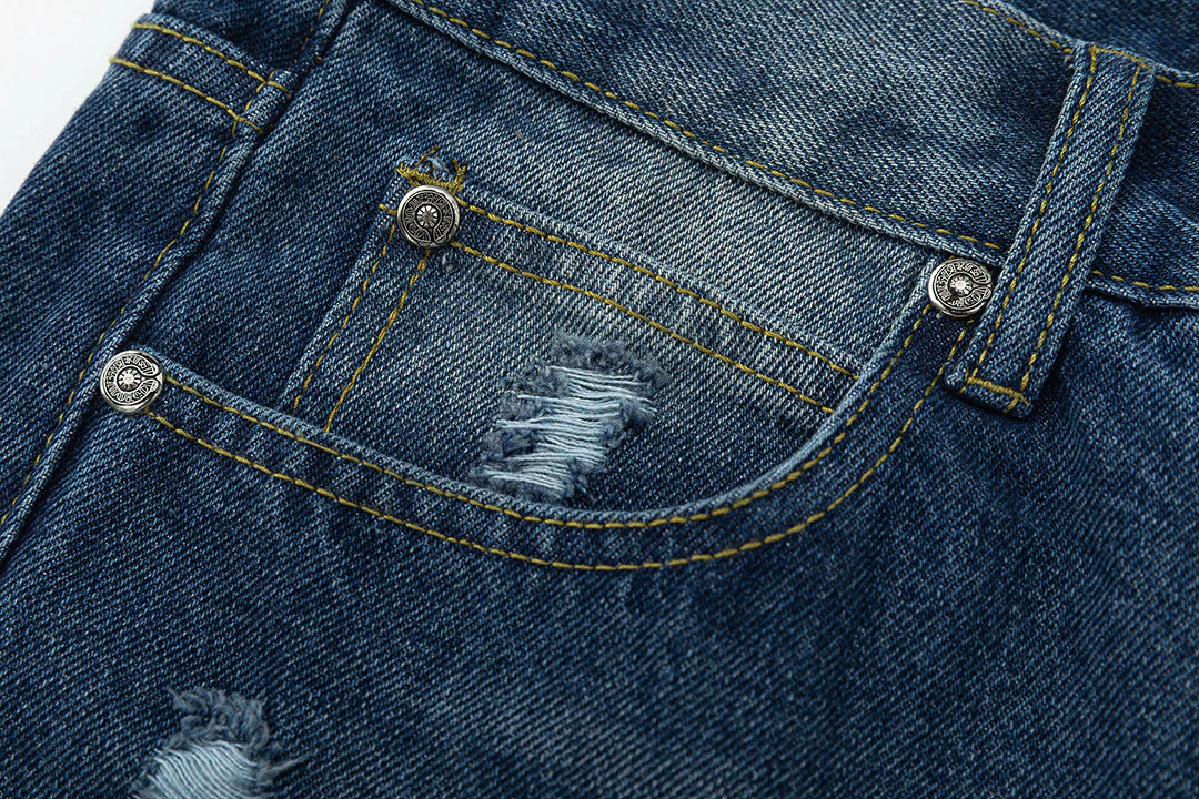 Jean en denim avec patch croix noire et cœurs chromés
