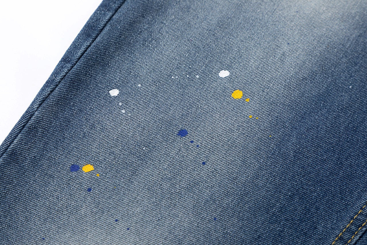 Jean en denim avec patch croix verte et cœurs chromés