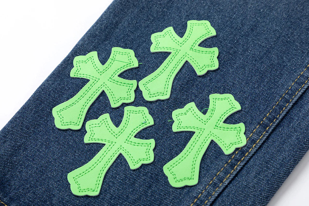 Jean en denim avec patch croix verte et cœurs chromés