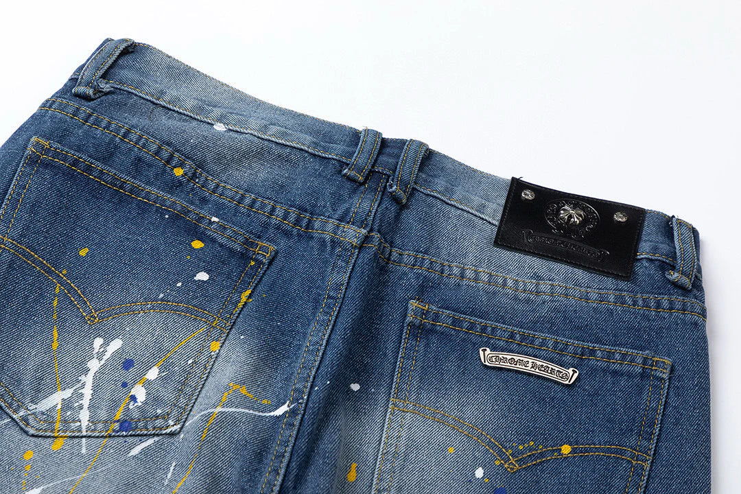 Jean en denim avec patch croix verte et cœurs chromés