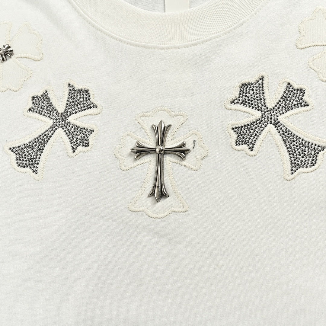 T-SHIRT BLANC AVEC COL ET PATCH CROIX CHROME HEARTS