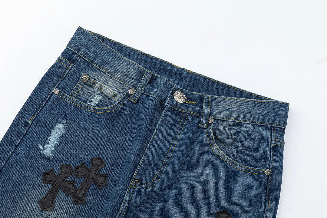 Jean en denim avec patch croix noire et cœurs chromés