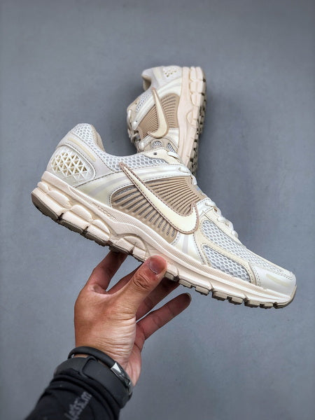 NIKE ZOOM Vomero 5