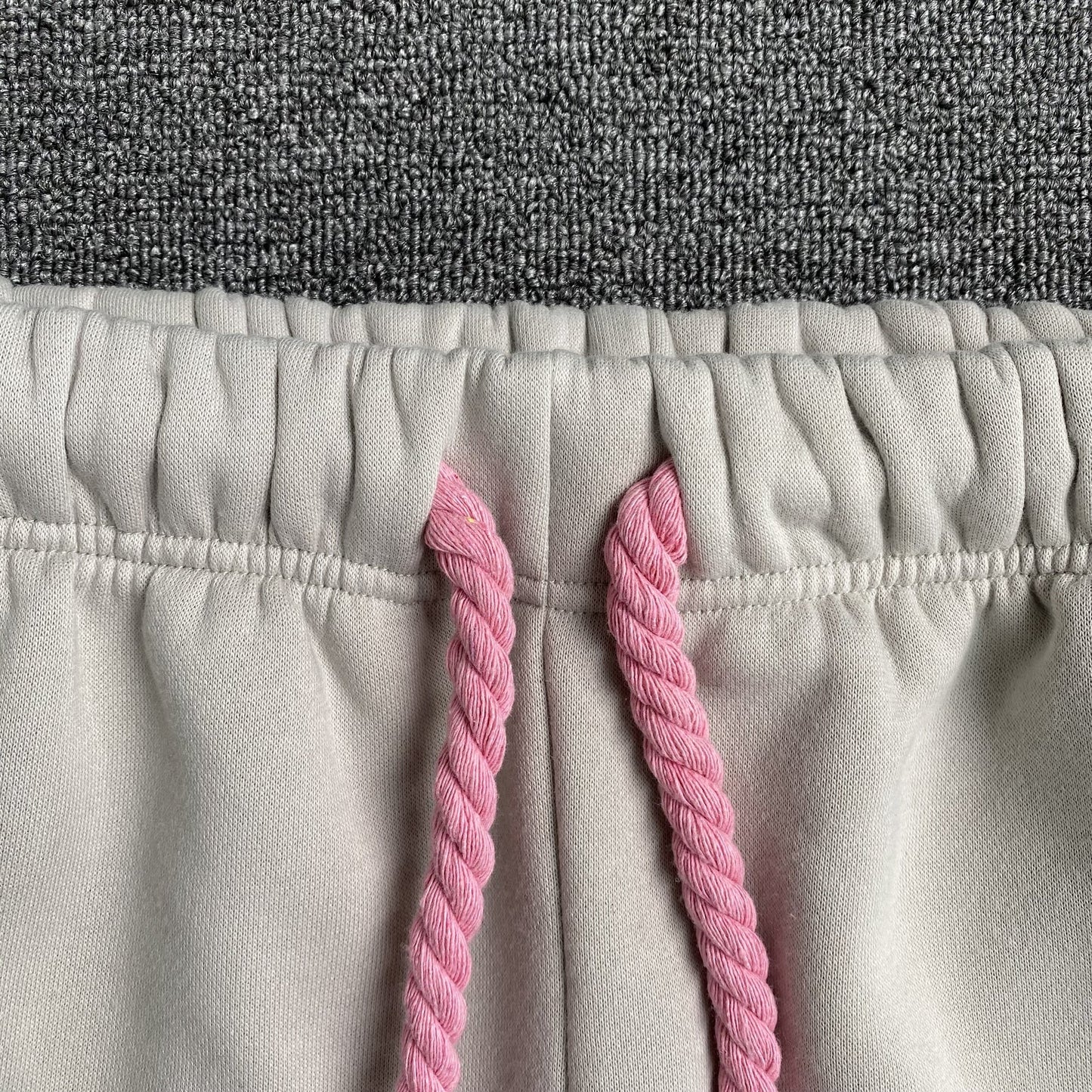 PANTALON DE SURVÊTEMENT SYNA WORLD LOGO SYNA GRIS ROSE