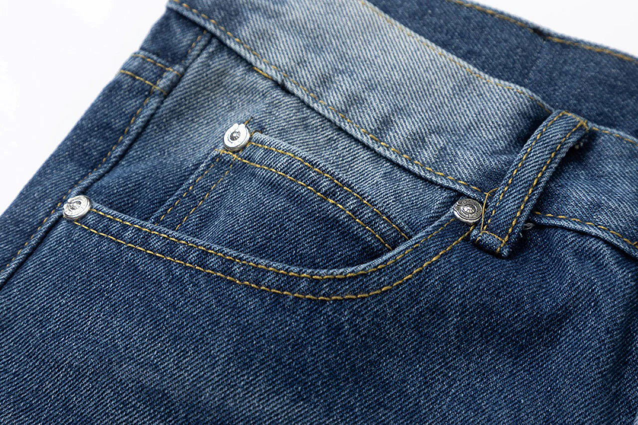 Jean en denim avec patch croix verte et cœurs chromés