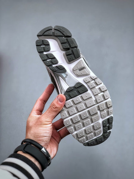 NIKE ZOOM Vomero 5