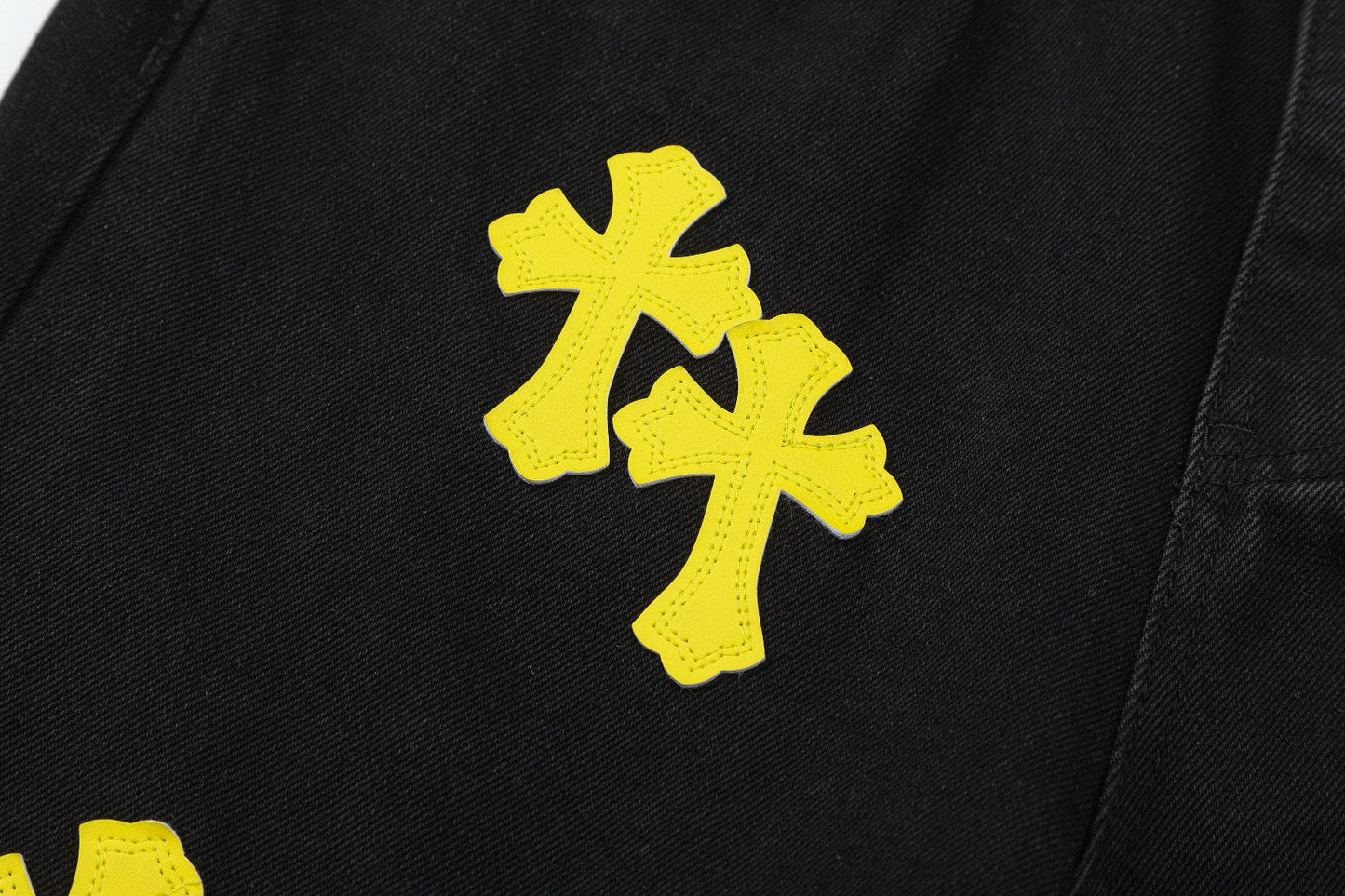JEAN NOIR AVEC PATCH CROIX JAUNE ET CHROME HEARTS