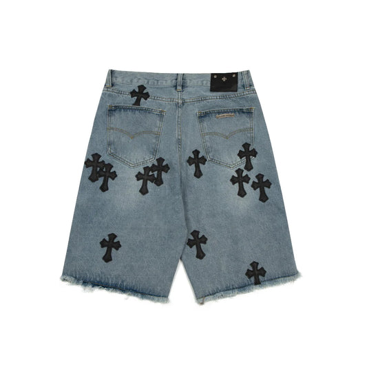 SHORT HEARTS AVEC PATCH CROIX NOIRE EN DENIM DÉLAVÉ