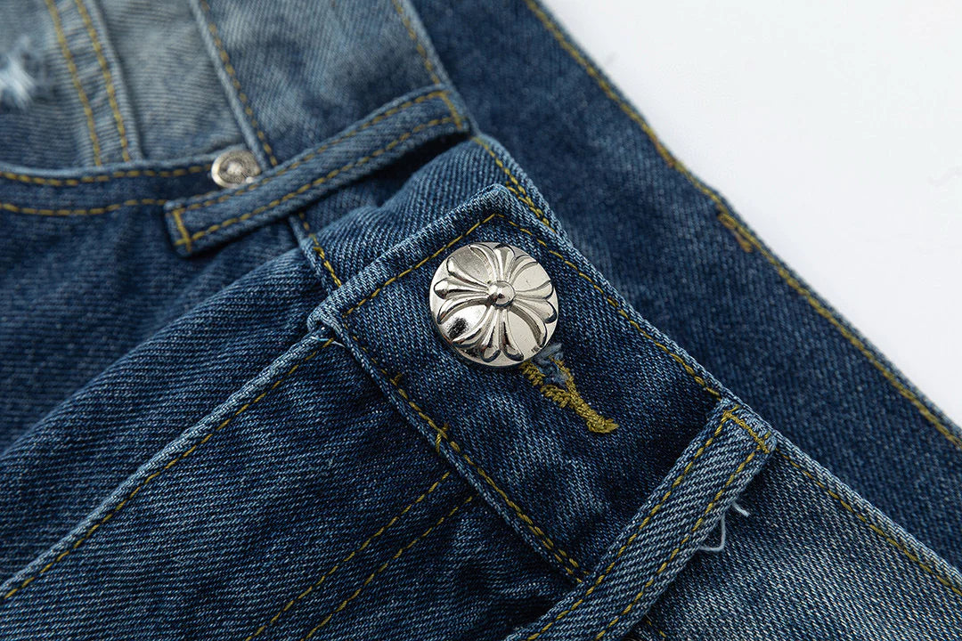 Jean en denim avec patch croix noire et cœurs chromés
