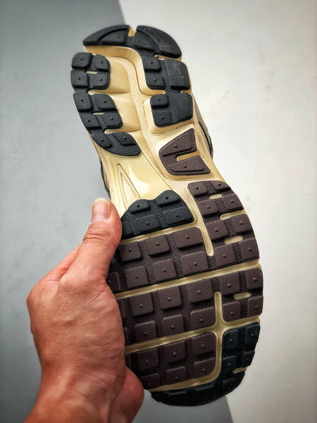 NIKE ZOOM Vomero 5