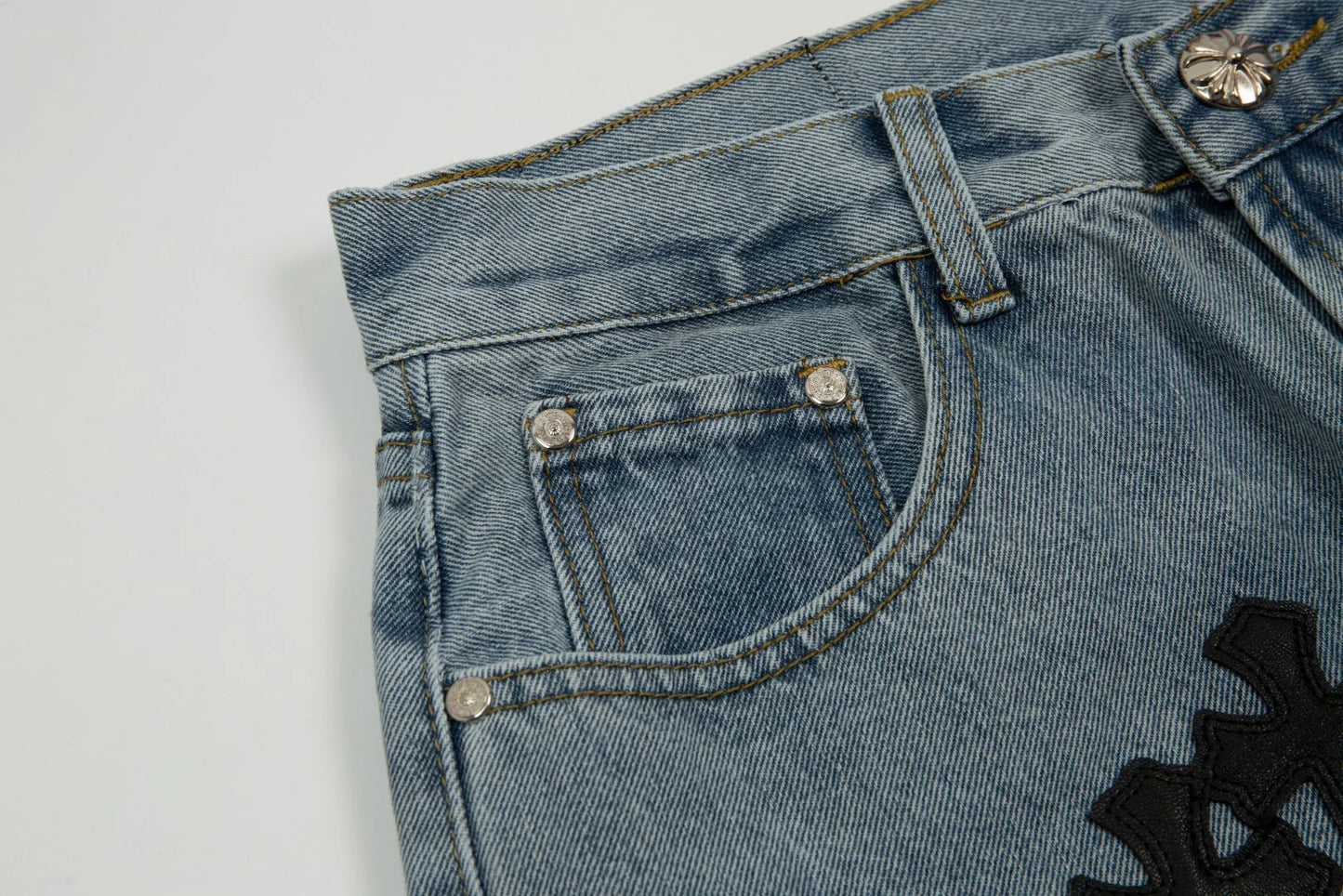 SHORT HEARTS AVEC PATCH CROIX NOIRE EN DENIM DÉLAVÉ