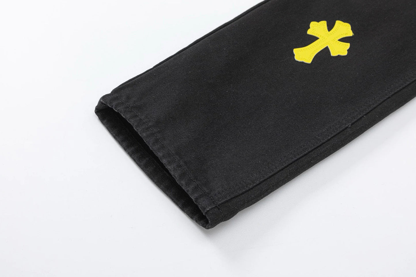JEAN NOIR AVEC PATCH CROIX JAUNE ET CHROME HEARTS