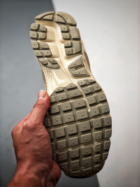NIKE ZOOM Vomero 5