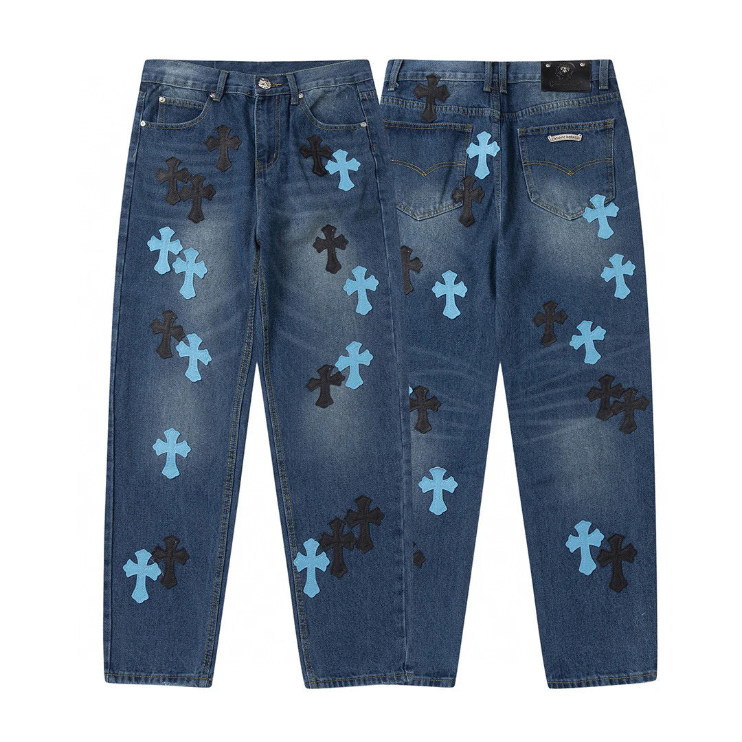 Jean en denim avec patch croix bleue et cœurs chromés