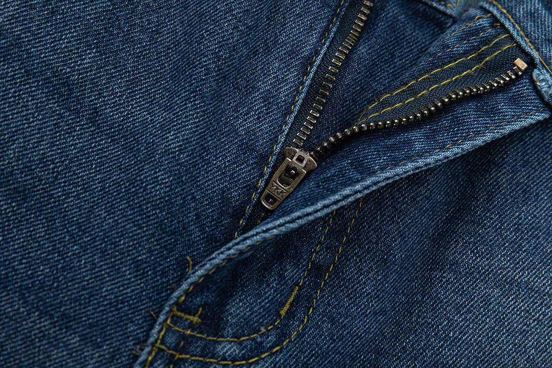 Jean en denim avec patch croix noire et cœurs chromés