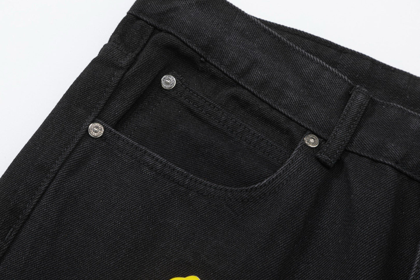 JEAN NOIR AVEC PATCH CROIX JAUNE ET CHROME HEARTS