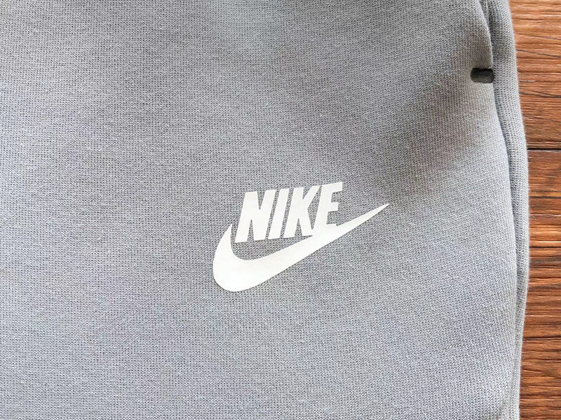 PANTALON NIKE TECH FLEECE x GRIS/BLANC