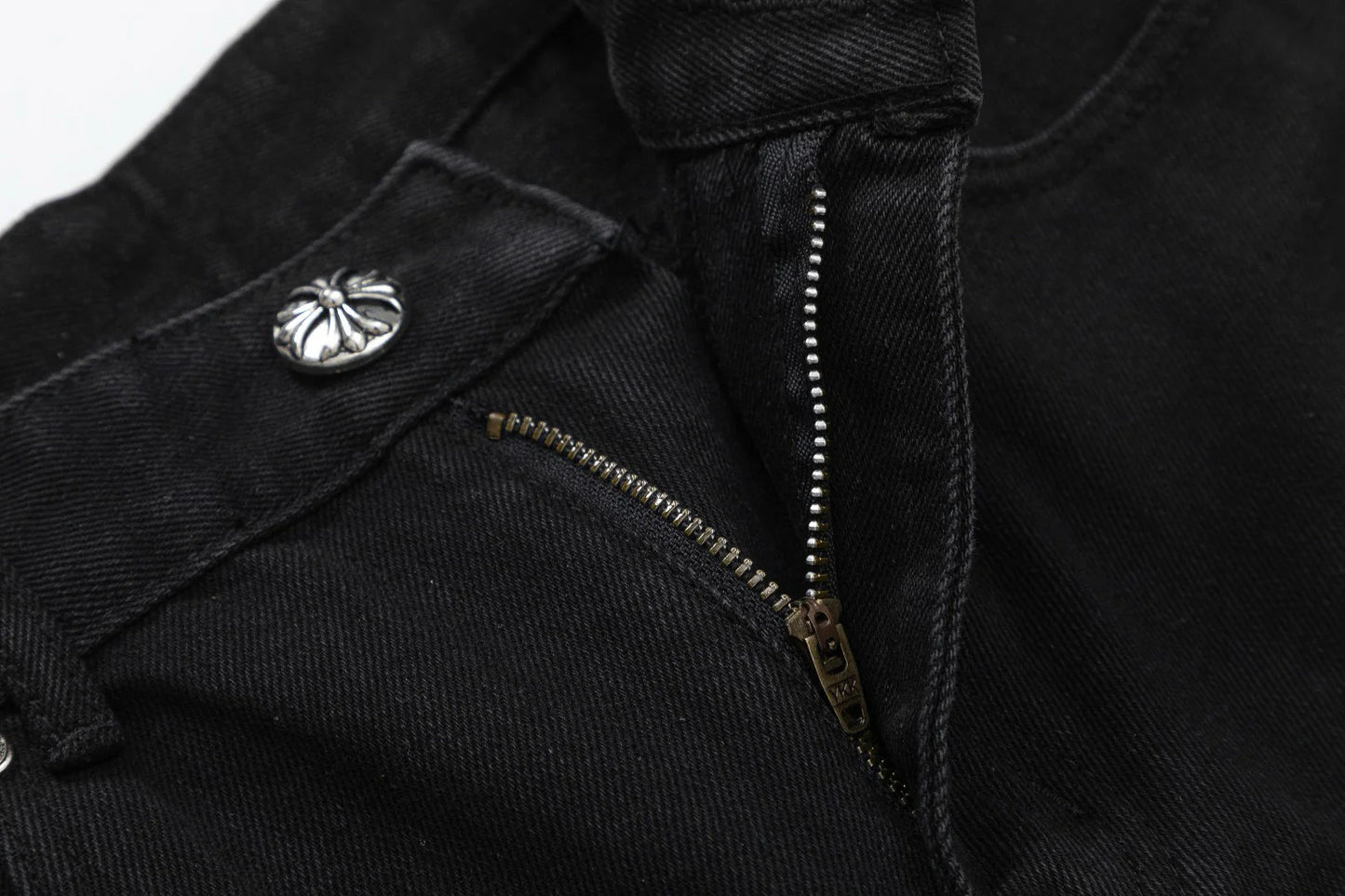 JEAN NOIR AVEC PATCH CROIX JAUNE ET CHROME HEARTS