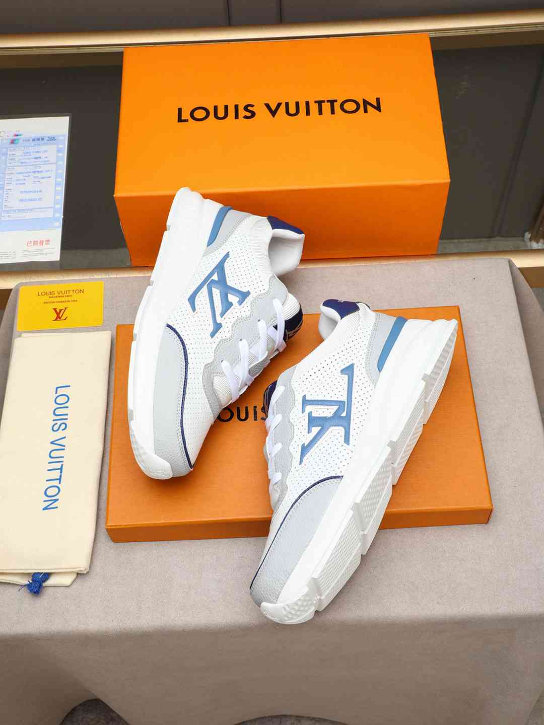 Sneaker LOUIS VUITTON BLANC LOGO BLEU