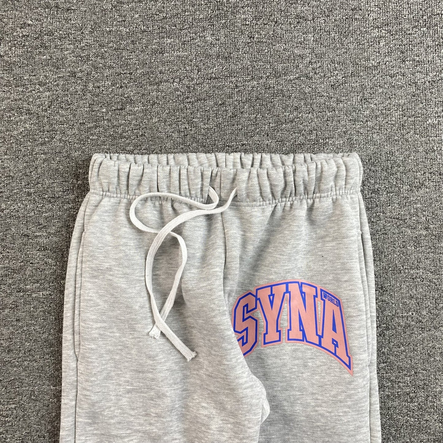 PANTALON DE SURVÊTEMENT SYNA WORLD COLLEGE GRIS