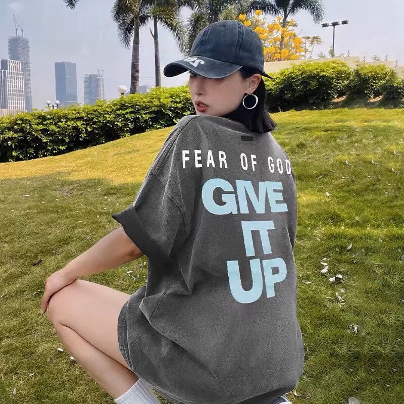 T-shirt « Fear of God » avec le texte « Give It Up »