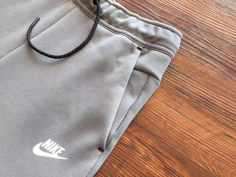 PANTALON NIKE TECH FLEECE x GRIS/BLANC