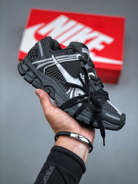 NIKE ZOOM Vomero 5