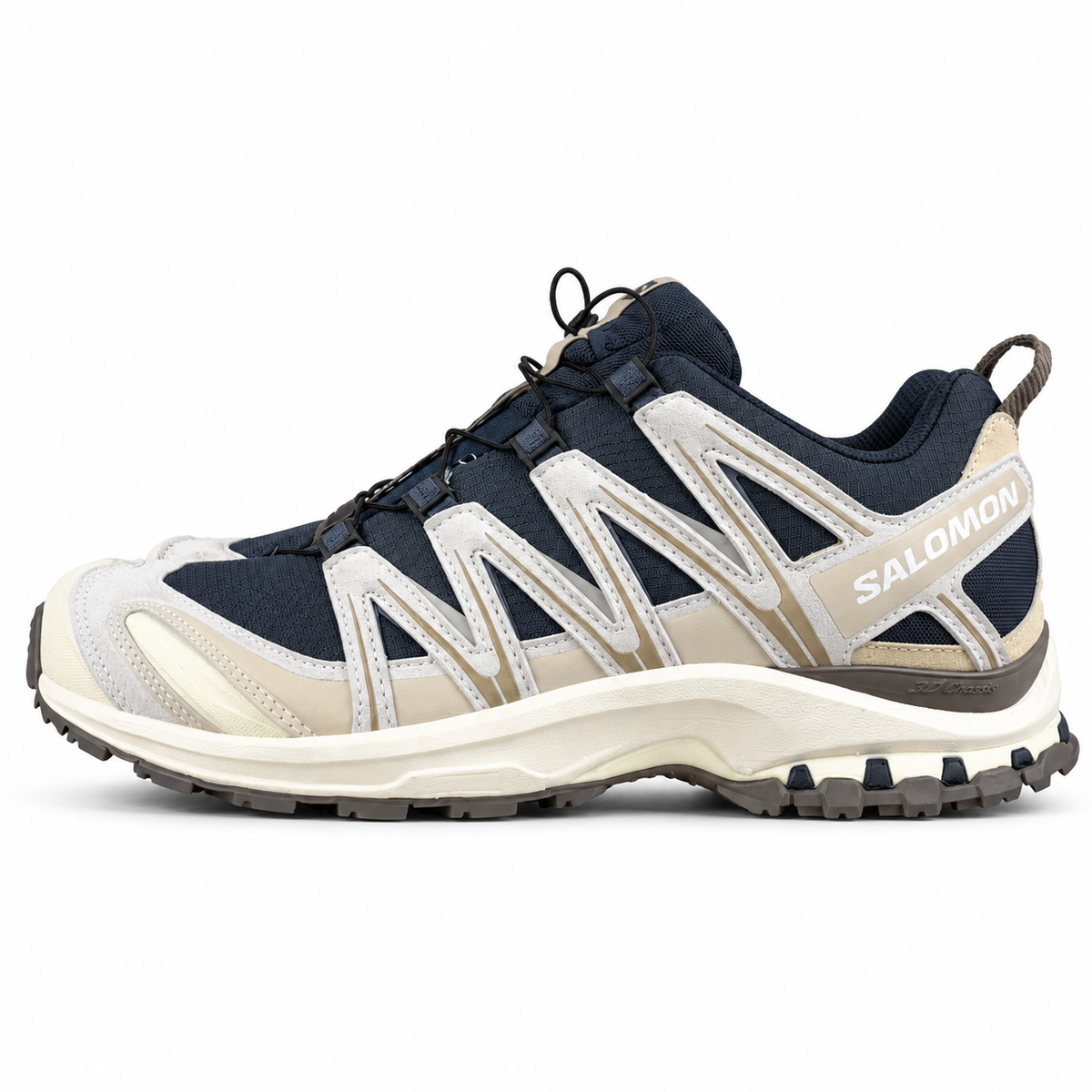 Salomon XA PRO 3D Suede – Bleu marine / Crème, vue de profil sur fond blanc, pointe vers la gauche