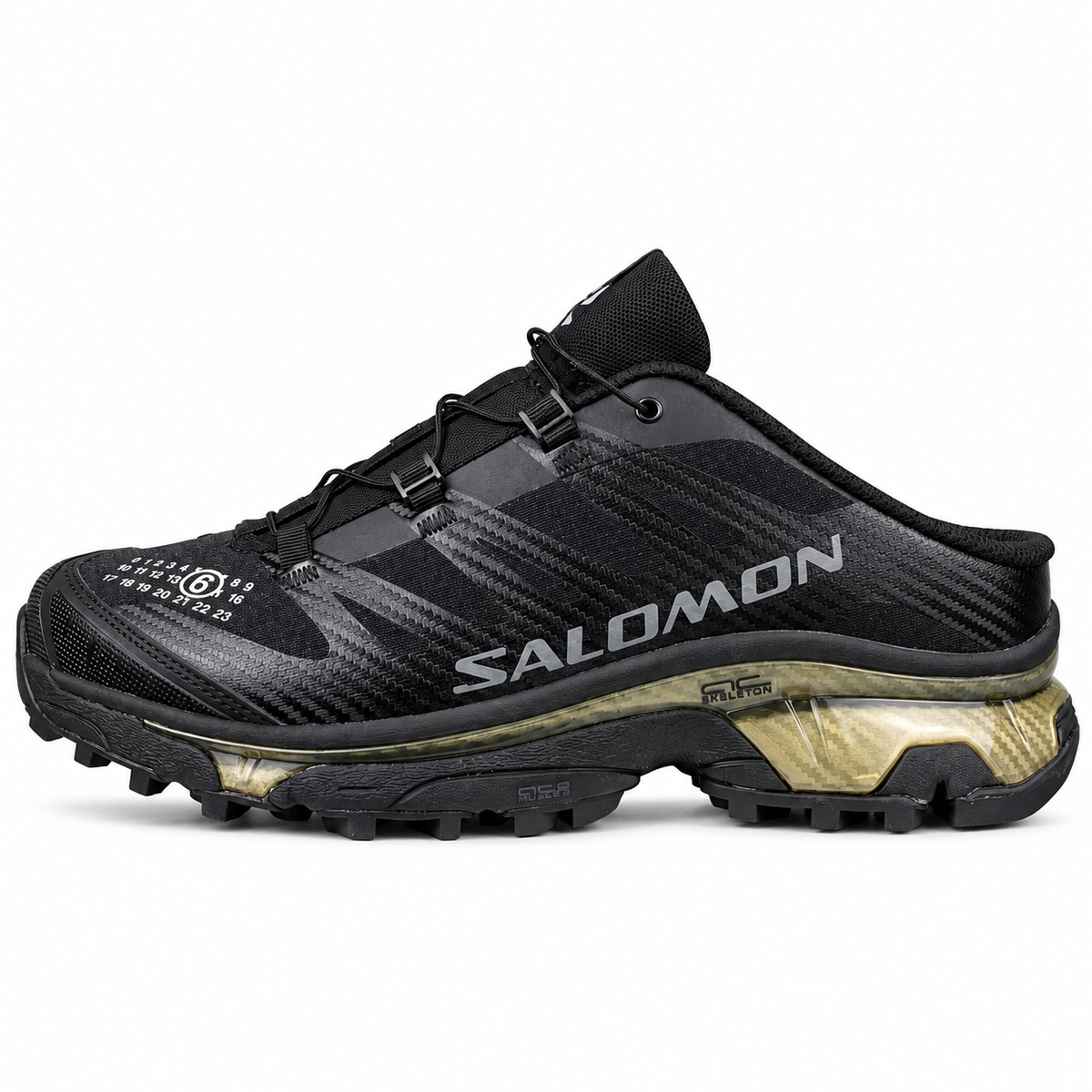 Salomon XT-4 Mule x MM6 Maison Margiela – Noir, vue de profil sur fond blanc, pointe vers la gauche