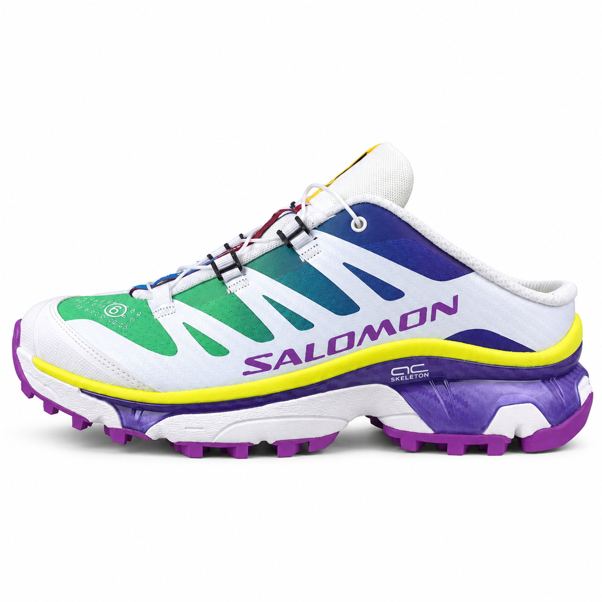 Salomon XT-4 Mule x MM6 Maison Margiela verte, blanche et violette, talon bas ouvert, profil gauche sur fond blanc