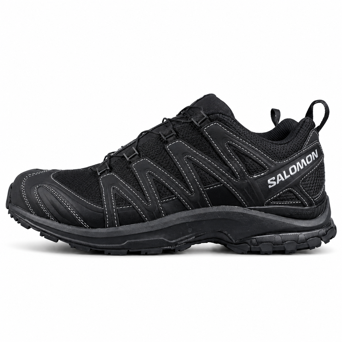Salomon XA PRO 3D – Noir / Argent, vue de profil sur fond blanc, pointe vers la gauche