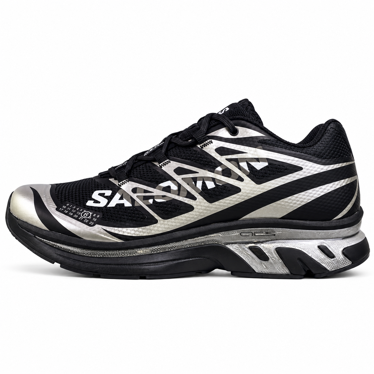 Salomon XT-MM6 x MM6 Maison Margiela – Noir / Argent, vue de profil sur fond blanc, pointe vers la gauche