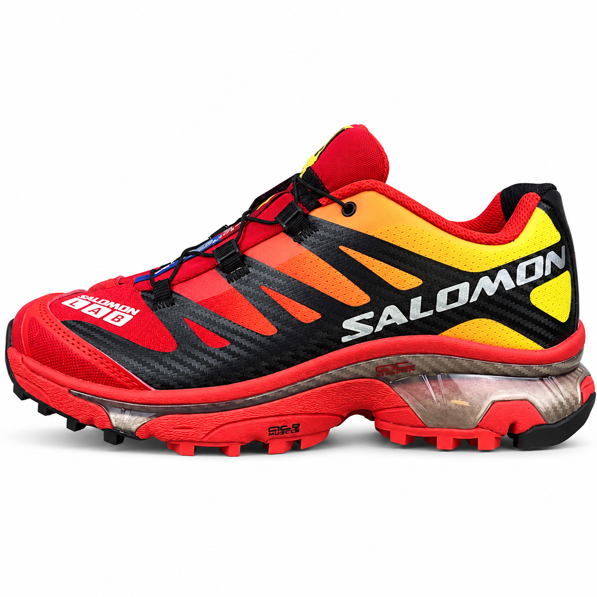 Salomon XT-4 OG – Rouge / Noir / Jaune, vue de profil sur fond blanc, pointe vers la gauche